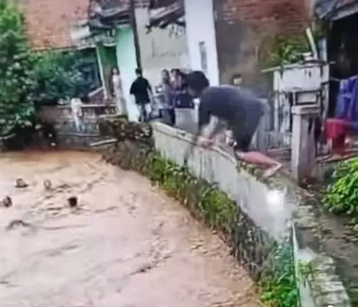 Sejumlah warga yang hanyut di sungai.
