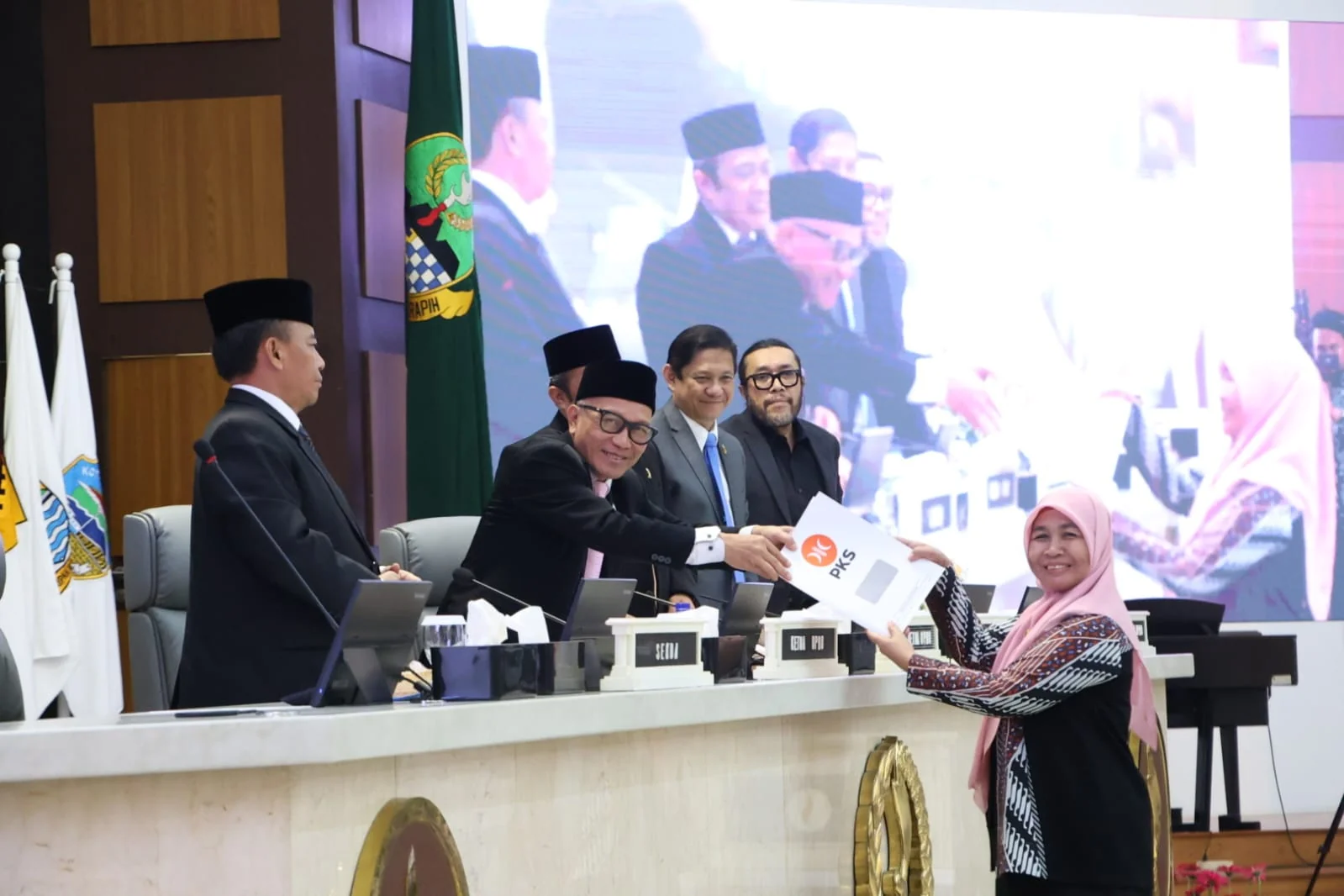 Ketua DPRD Provinsi Jawa Barat Buky Wibawa saat Rapat Paripurna di Kota Bandung, Jumat (20/12/2024).