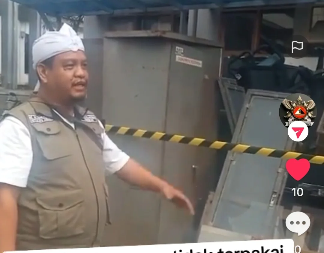Ketua LSM Trinusa DPD Jawa Barat, Ait M Sumarna, menyoroti kumuhnya lingkungan Disdik Jabar, karena penumpukan aset perlengkapan kantor yang dibiarkan berbulan-bulan menumpuk di sejumlah tempat.
