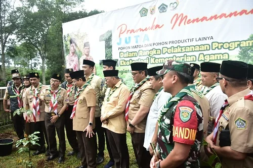 Wakil Bupati Fajar Aldila mendamping Menteri Agama RI Nasaruddin Umar di Kemah Bakti Harmoni Beragama Saka Amal Bakti di Bumi Perkemahan Kiara Payung, Jatinangor.Ist