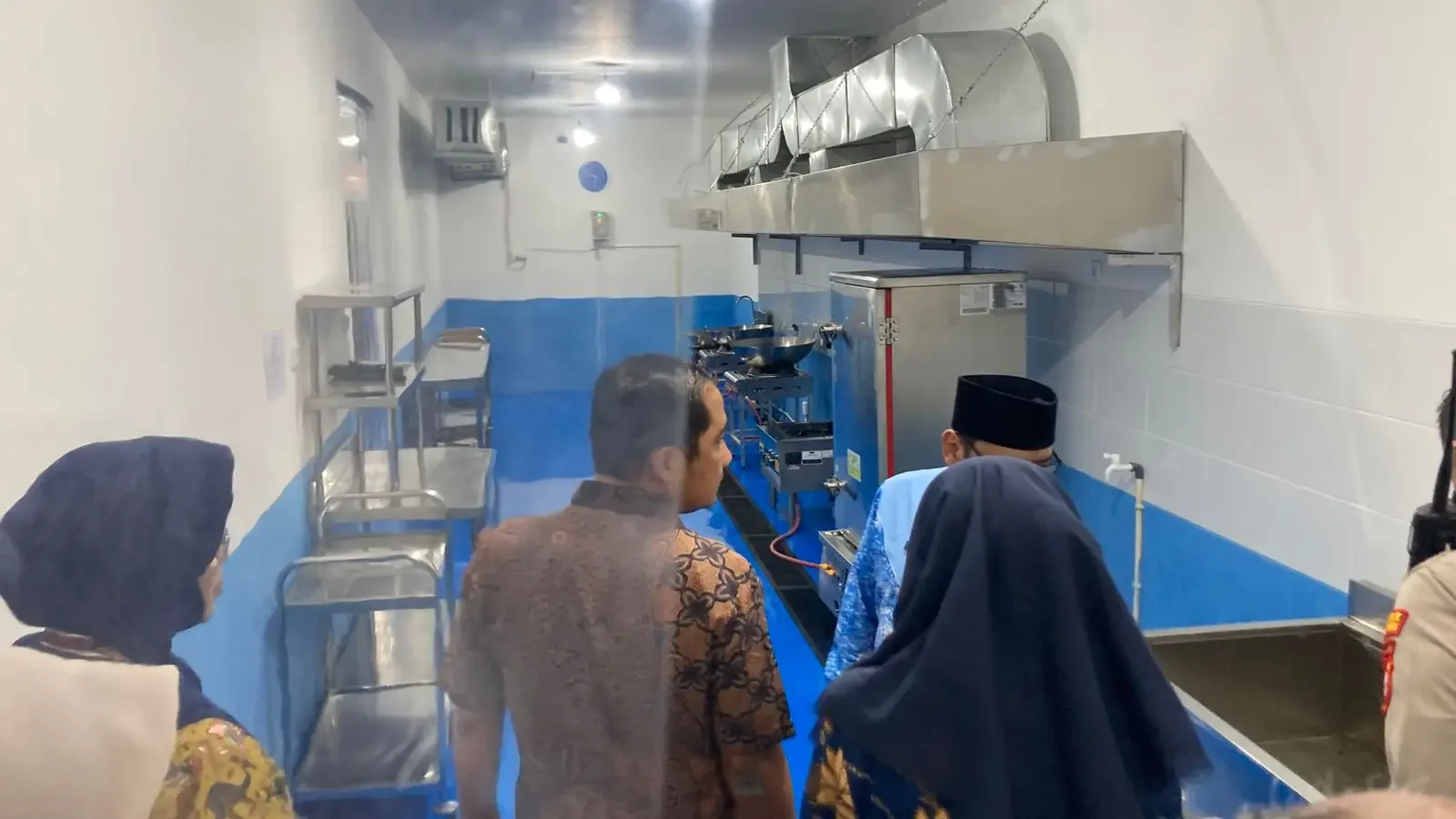 Wakil Wali Kota Depok, Chandra Rahmasnyah saat berada di dalam SPPG Rangkapan Jaya Baru yang baru saja diresmikannya. (Foto: Diskominfo Depok)