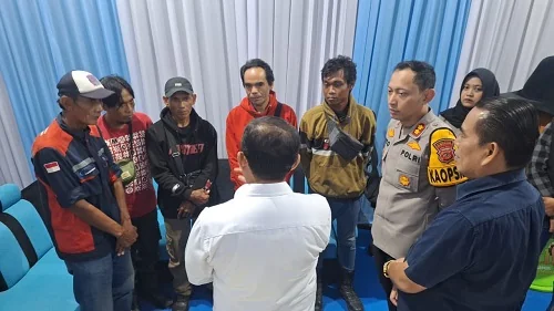 Lima warga Wado yang sempat terlantar di Papua kembali ke kampung halaman. Kedatangan mereka disambut langsung oleh Bupati Sumedang  Dony Ahmad Munir bersama Kapolres Sumedang AKBP Sandityo Mahardika di Pos Pelayanan Terpadu Polres Sumedang, kawasan Termi