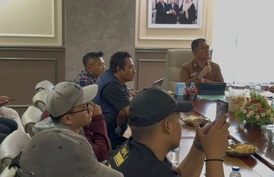 Sekretaris Daerah Kabupaten Kuningan, U. Kusmana menerima audiensi dari Kelompok Masyarakat Peduli Kuningan.Dok-Diskominfo Kuningan