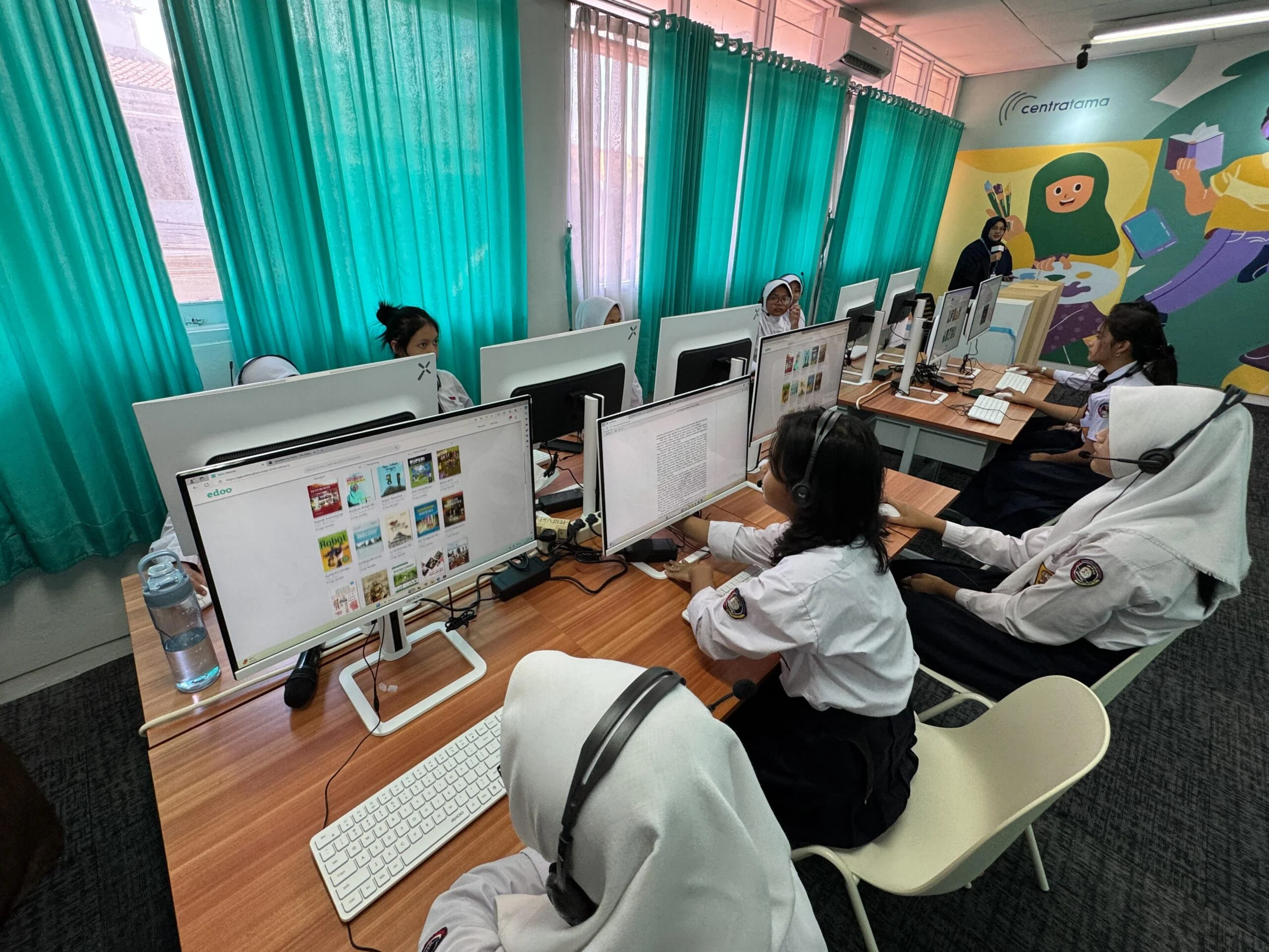 Pemerintah Kota (Pemkot) Bandung berkolaborasi dengan Centratama Group dan Human Initiative memghadirkan Perpustakaan Digital di SMP Negeri 35 Bandung.Ist