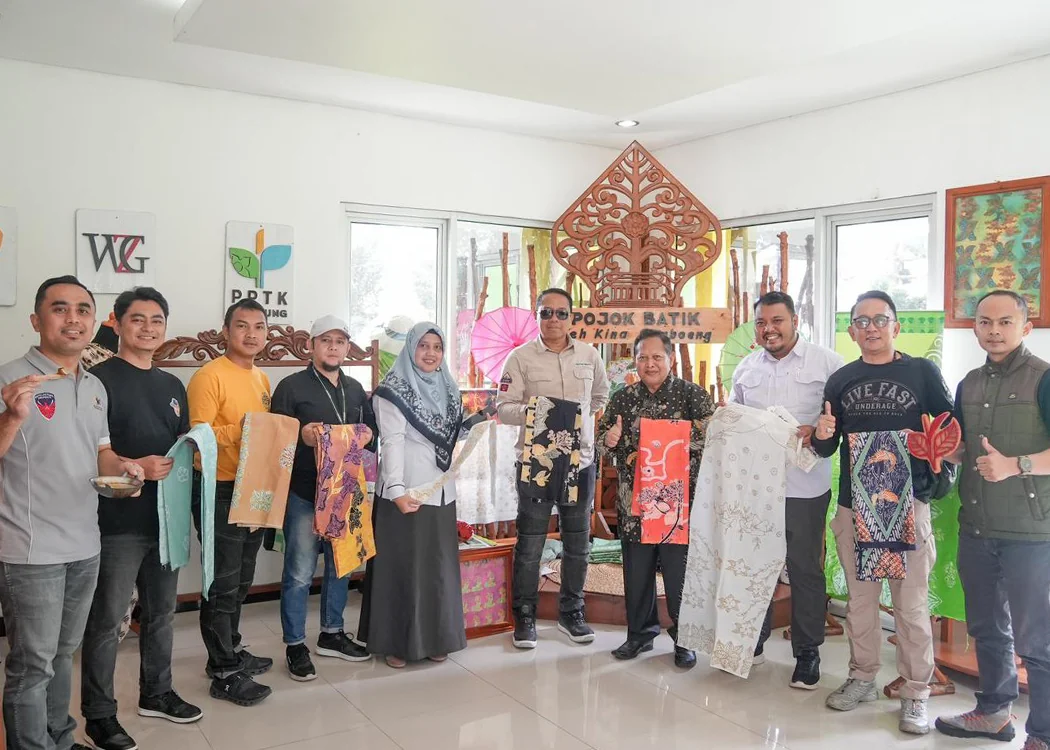 Kepala Kantor Wilayah Kementerian Hukum Jawa Barat Asep Sutandar bersama dengan Kepala Bidang Pelayanan Kekayaan Intelektual (KI) Ery Kurniawan dan jajaran pegawai Kanwil Kemenkum Jabar.Ist