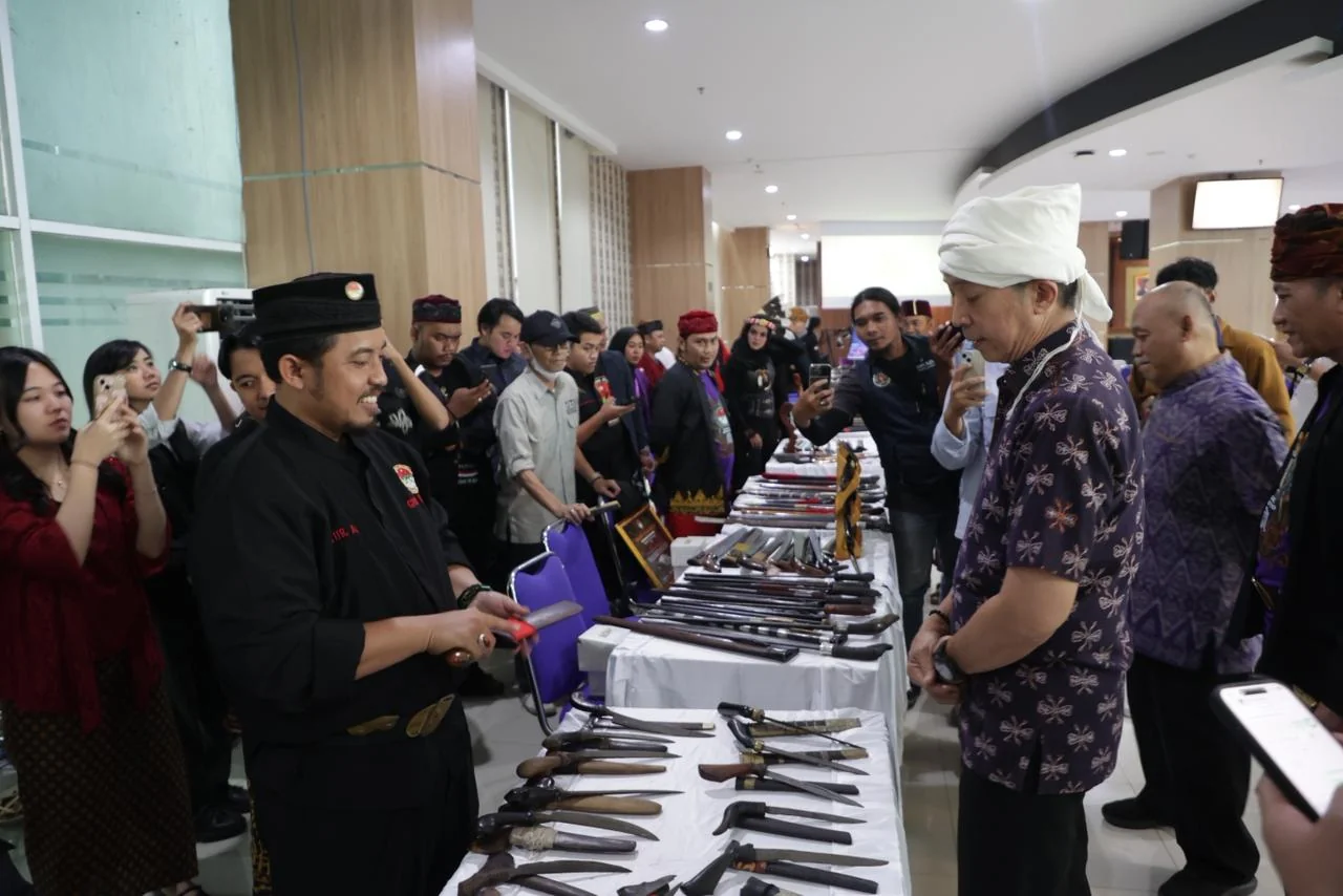 Wali Kota Bogor, Dedie A. Rachim, mengatakan bahwa jika golok disahkan oleh UNESCO, maka akan ada satu alat tradisional asal Indonesia selain keris yang mendapat pengakuan internasional.Dok-Diskominfo Kota Sukabumi