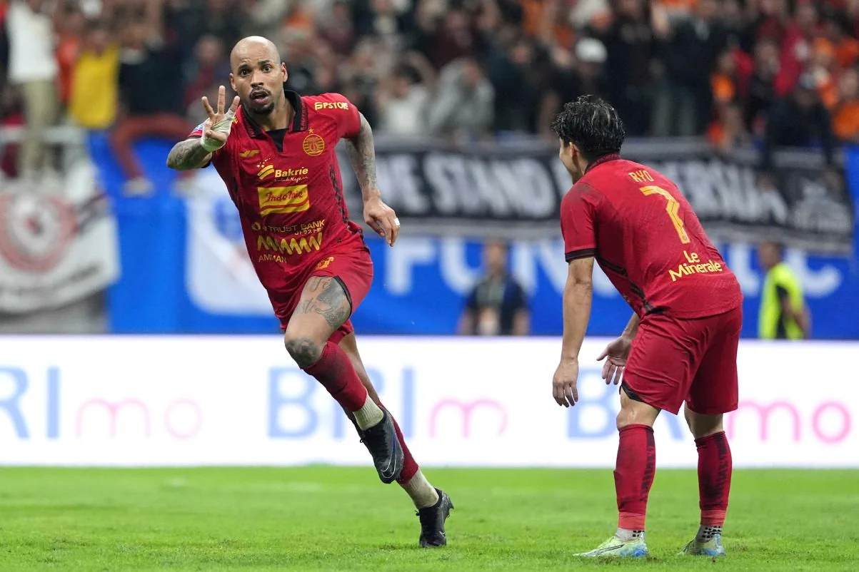 Bomber gundul Persija, Gustavo Almeida membobol gawang Persib pada menit ke-33.