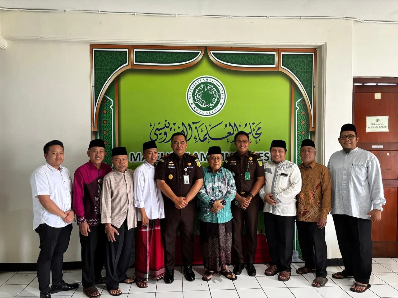 Suasana pertemuan Kejari Depok dan MUI Depok berjalan penuh keakraban dan kekeluargaan. Kegiatan ini dikemas dalam agenda Sidak (Silaturahmi Dadakan) dan menjadi kunjungan perdana Kepala Kejari Depok ke MUI Kota Depok sejak menjabat. (Foto : Dokumentasi N