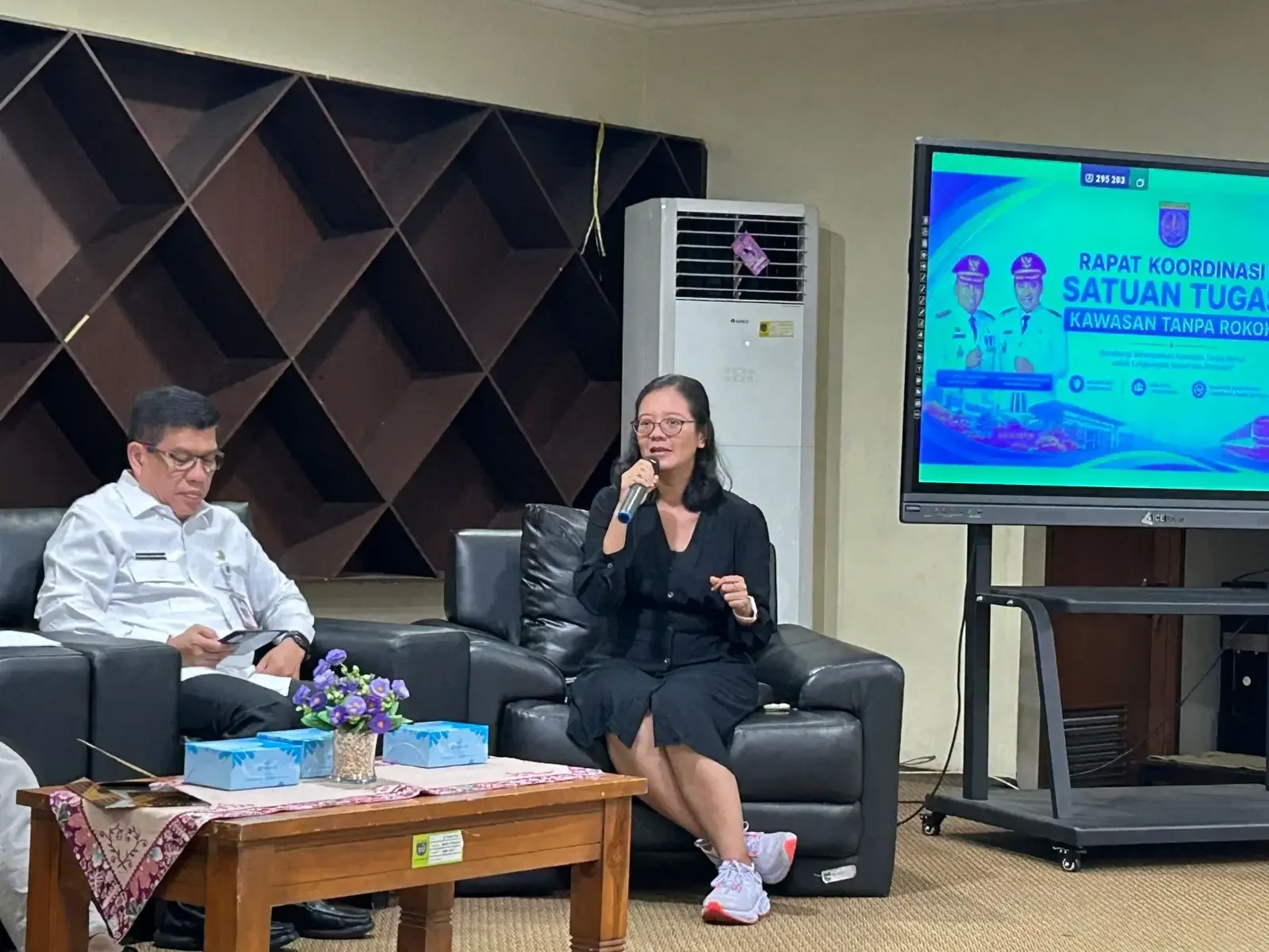 Coordinator Vital Strategies Tobacco Control Implementation Program in Indonesia, Bernadette Fellarika Nusarrivera saat menghadiri Rakor Satgas KTR di Aula Perpustakaan Umum Kota Depok, Rabu (13/05/26). (Foto: JD 01/Diskominfo Depok).