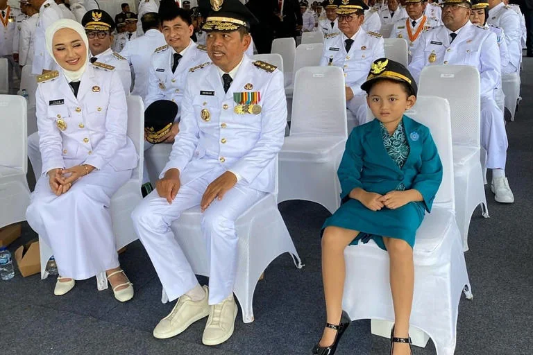 Putri bungsu Gubernur Jawa Barat Dedi Mulyadi, Hyang Sukma Ayu mencuri perhatian saat pelantikan kepala daerah oleh Presiden Prabowo di Istana Kenegaraan, Jakarta, Kamis, 20 Februari 2025.