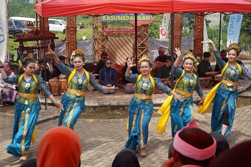 Bupati Sumedang  Dony Ahmad Munir yang ikut nonton menyebutkan Ekosistem Budaya Kasumedangan  merupakan upaya strategis untuk menjaga warisan budaya sekaligus menumbuhkan kecintaan generasi muda terhadap budaya lokal. Diskomimfosanditik