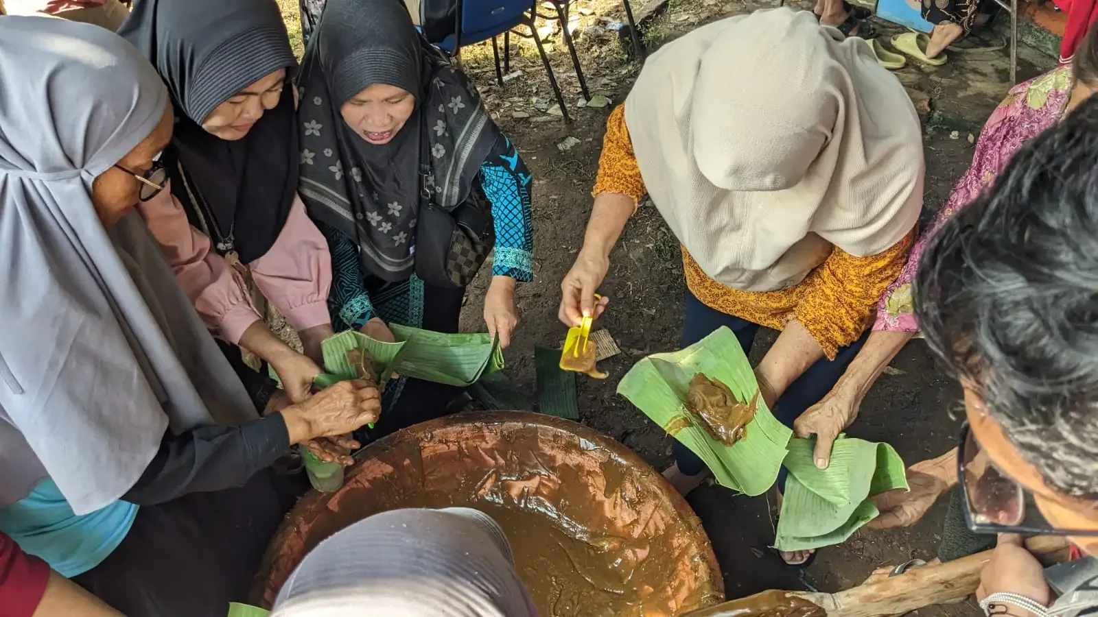 Ratusan warga berbondong-bondong menikmati dodol Betawi yang dimasak langsung di lokasi dalam perayaan Lebaran Depok di kawasan Perumahan Permata Depok, Kelurahan Pondok Jaya, Kecamatan Cipayung, Selasa (05/05/26). (Foto:Diskominfo)