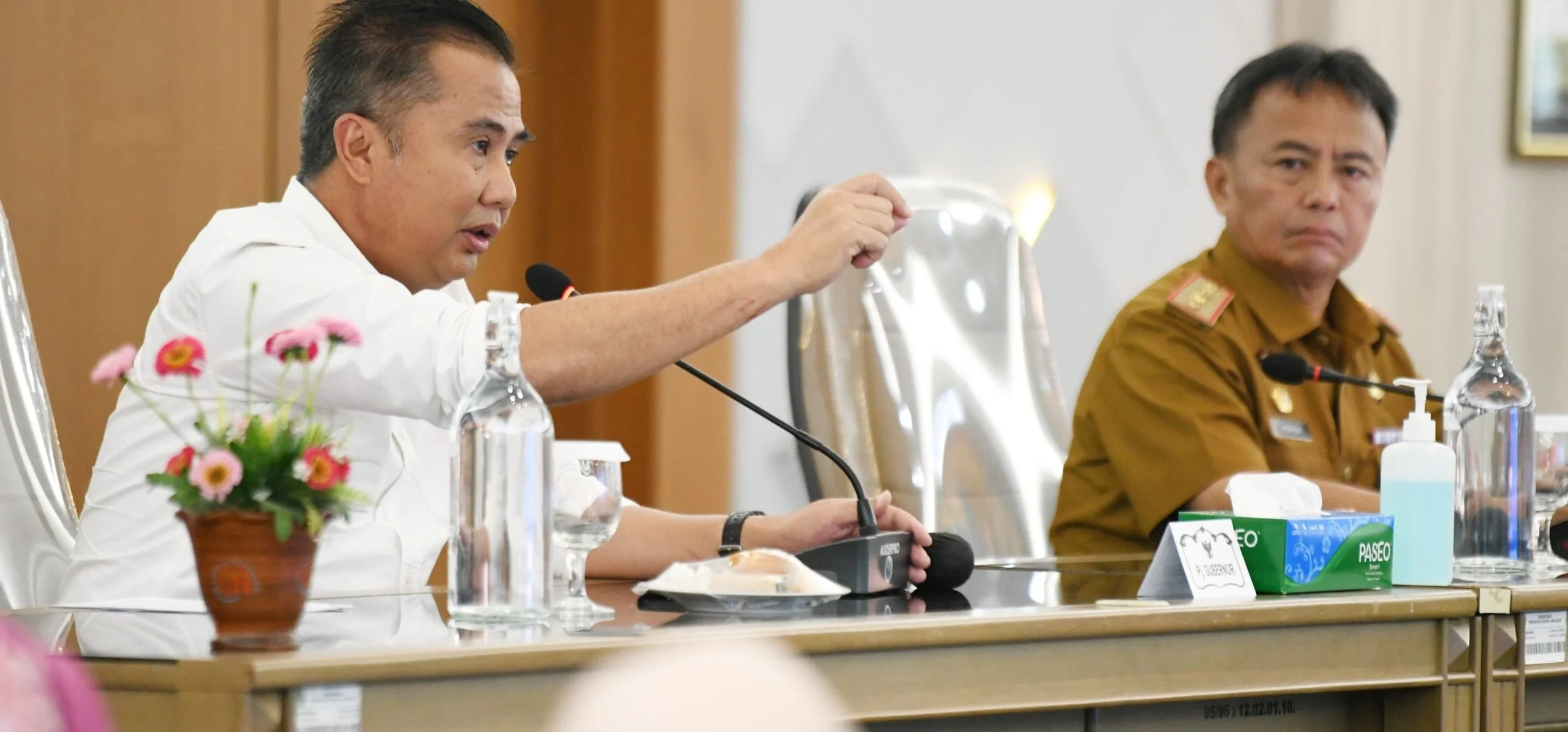 Pj Gubernur Jabar, Bey Machmudin, saat rapat tindak lanjut terkait efisiensi APBD 2025, di kantor Bappeda Jabar, Jalan Ir H Djuanda, Kota Bandung,  Senin (17 Februari 2025).