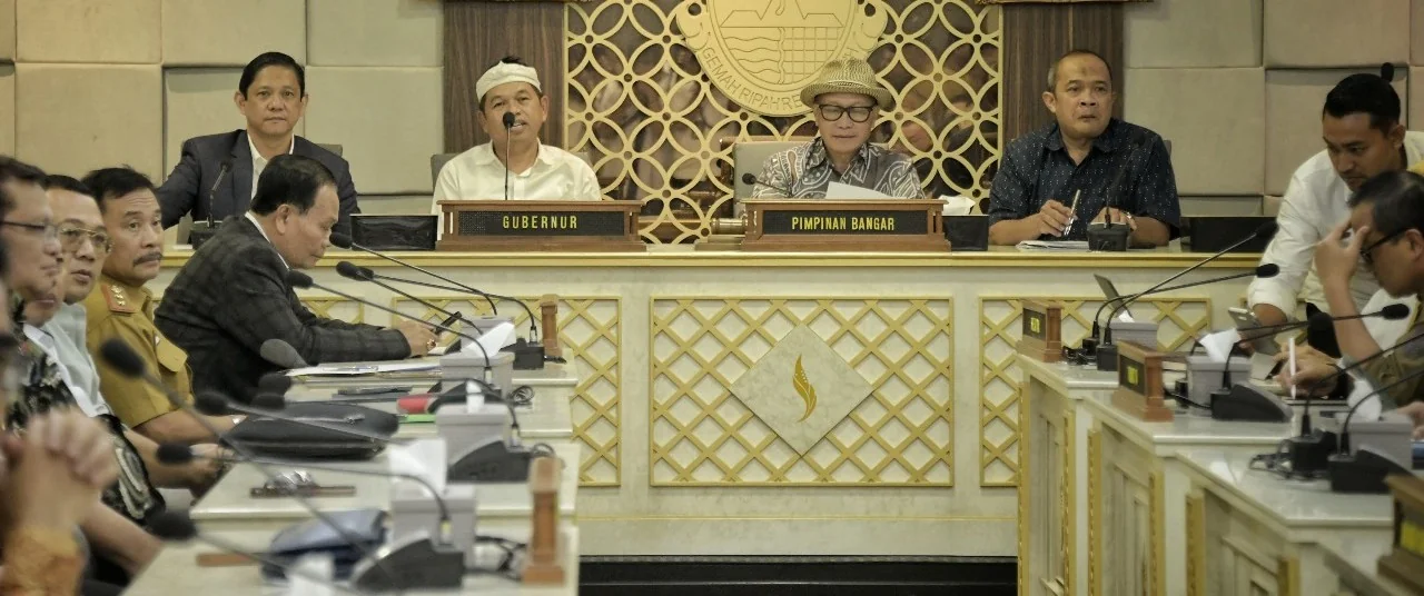 Gubernur Jawa Barat Dedi Mulyadi menghadiri Rapat Kerja Badan Anggaran DPRD Jabar  bersama TAPD Provinsi Jabar di Ruang Rapat Badan Anggaran DPRD Provinsi Jabar, Kota Bandung, Senin, 3 Maret 2025.