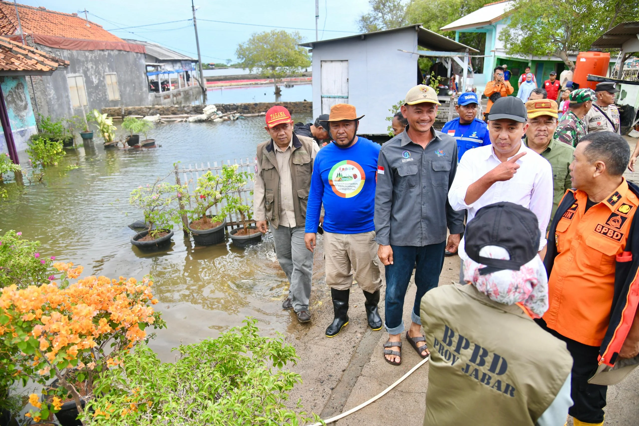 Penjabat Gubernur Jawa Barat Bey Machmudin meninjau lokasi banjir rob di Desa Mayangan, Kecamatan Legonkulon, Kabupaten Subang, Minggu (15/12/2024).