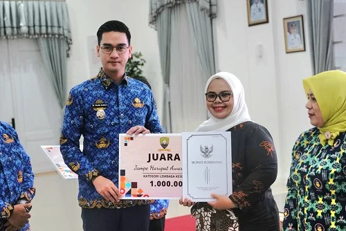 Penghargaan  diserahkan Wakil Bupati Sumedang M Fajar Aldila saat  Evaluasi Jampe Harupat Tahun 2025.Diskomimfosanditik