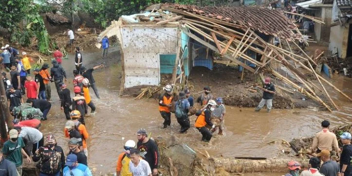 Tim gabungan terus melakukan pencarian korban banjir.