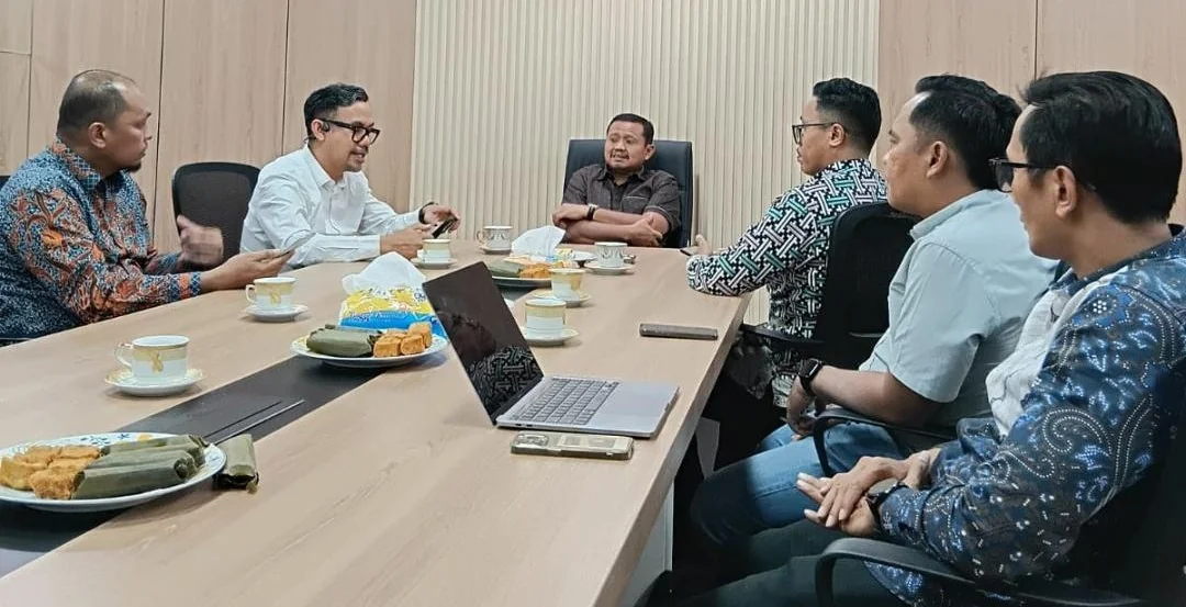 Bupati Sumedang Dony Ahmad Munir saat menerima Pendiri dan CEO Kabar Grup Indonesia (KGI) Upi Asmaradana beserta jajaran KGI di kediaman pribadinya di Sumedang pada Jumat, 12 Juni 2026.