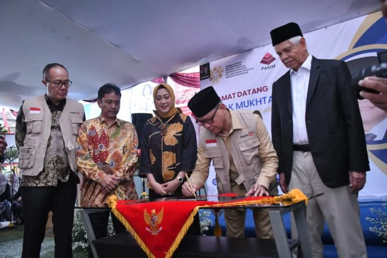 Menteri P2MI, Mukhtarudin meresmikan Pasim Go Migrant Center didampingi Wali Kota Sukabumi Ayep Zaki bersama Ketua Yayasan Pasim Wati Purnaningrum.Ist