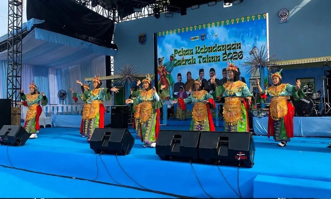 Penampilan Sekolah Lansia Indonesia Kelurahan Tanah Baru dan Lansia Tangguh Kota Depok pada Lebaran Depok Tahun 2026 hari keempat di Alun-alun Kota Depok wilayah timur, Jumat (08/05/26). (Foto: Diskominfo Depok)