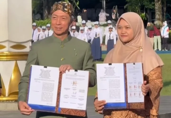 Wali Kota Bogor, Dedie A. Rachim, menyerahkan penghargaan kepada para pelajar berprestasi, guru, sekolah, insan pendidikan, serta para pegiat pendidikan.Dok-Diskominfo Kota Bogor