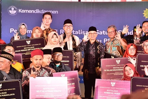 Wakil Bupati Sumedang M. Fajar Aldila mendampingi Wakil Menteri Pendidikan Dasar dan Menengah Republik Indonesia Prof. Atip Latipulhayat meresmikan hasil Revitalisasi Satuan Pendidikan dan Unit Sekolah Baru (USB) Persatuan Islam (Persis) untuk jenjang PAU