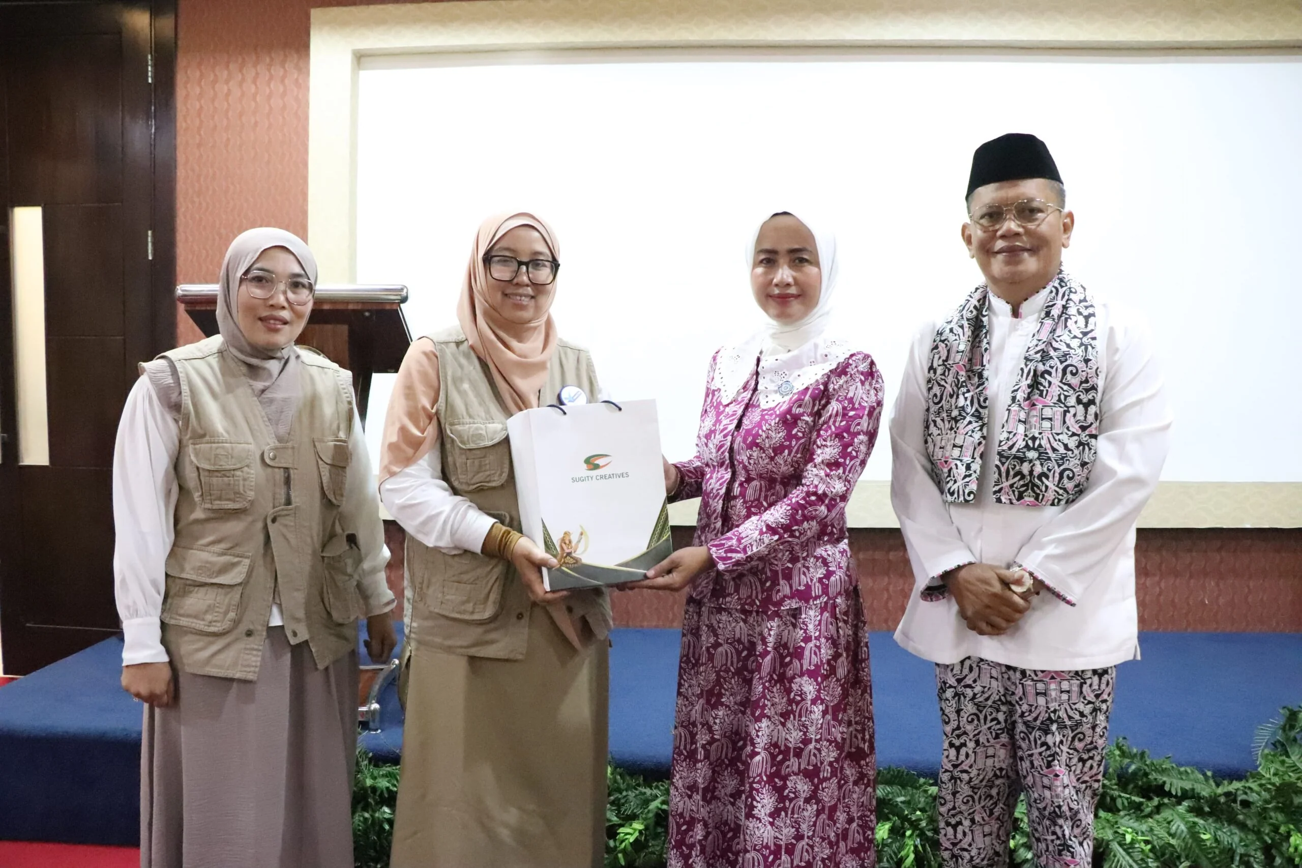 LITERASI : Ibu Plt Bupati Bekasi Nia Asep Surya atmaja bersama Kepala Dinas Arsip dan Perpustakaan (Disarpus) Kabupaten Bekasi menghadiri Pelantikan Pengurus Forum Taman Bacaan Masyarakat (TBM) Kabupaten Bekasi Periode 2026-2031. Bertempat di Gedung Offic