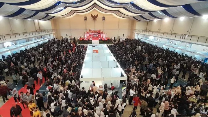 Job Fair di Bekasi Ricuh: Anggota DPR Soroti Solusi Pengangguran