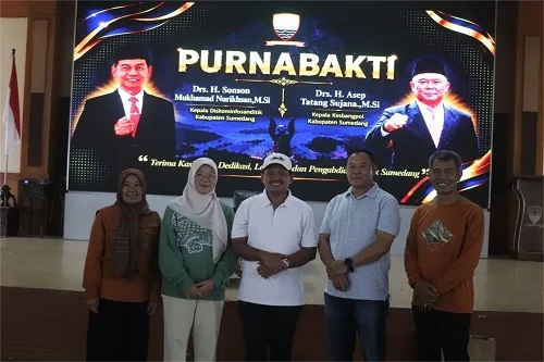 Bupati Sumedang Dony Ahmad Munir saat melepas Kepala Dinas Komunikasi dan Informatika, Persandian dan Statistik Sonson Mukhamad Nurikhsan serta Kepala Badan Kesatuan Bangsa dan Politik Asep Tatang Sujana di PPS.Dok-Diskominfosanditik Sumedang