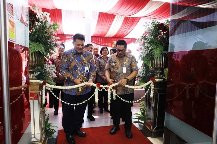 Wakil Wali Kota Tangerang,  Maryono Hasan, bersama jajaran Bank BJB Syariah, melakukan pengguntingan pita sebagai simbol peresmian Kantor Cabang BJB Syariah Kota Tangerang yang baru di Ruko Business Center Tangerang City, Kamis, 22 Oktober 2026.