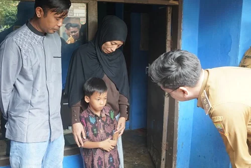 Wakil Bupati Sumedang M Fajar Aldina menjenguk sekaligus menjemput  Alif Nur Cahya,Ist