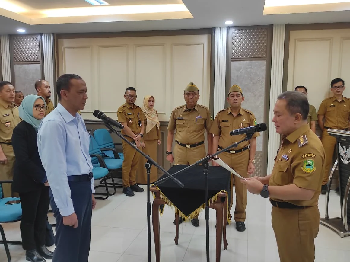 Bupati Kuningan, Dian Rachmat Yanuar, melantik Adang Kurniawan, SE, selaku Direktur Perumda Aneka Usaha (PDAU) Kabupaten Kuningan periode 2026–2031.Dok-IKP/Diskominfo Kuningan