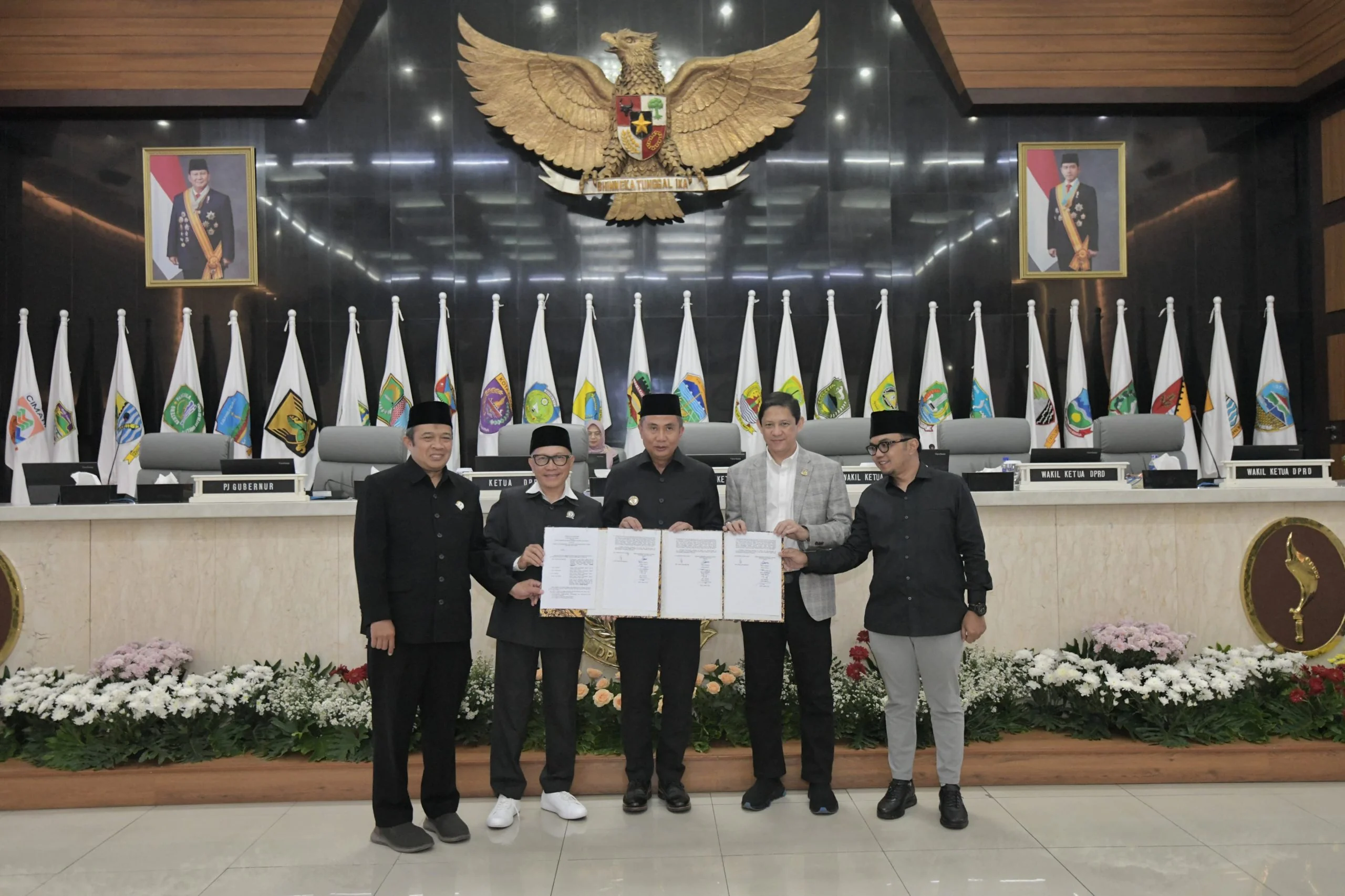 Gubernur Jawa Barat bersama DPRD menyetujui bersama tiga rancangan menjadi peraturan daerah Jawa Barat dalam rapat paripurna di kantor DPRD Jawa Barat, Jalan Diponegoro, Kota Bandung, Jumat (27/12/2024) sore.