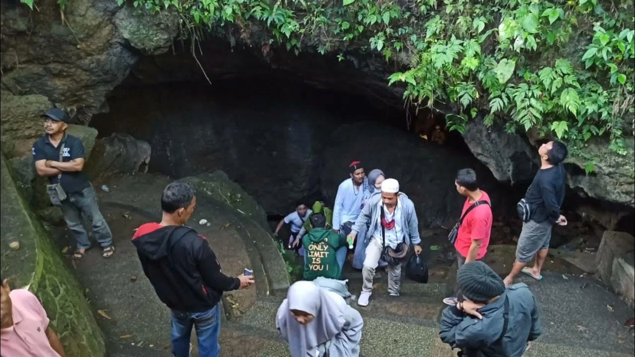Gua Saparwadi di Pamijahan, Kabupaten Tasikmalaya, Jawa Barat.