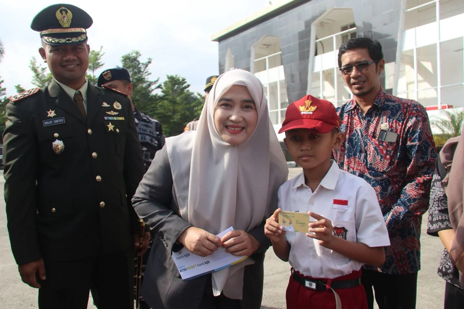 Wakil Wali Kota Cirebon, Siti Farida Rosmawati, secara langsung menyerahkan kartu pendidikan kepada para siswa.Ist