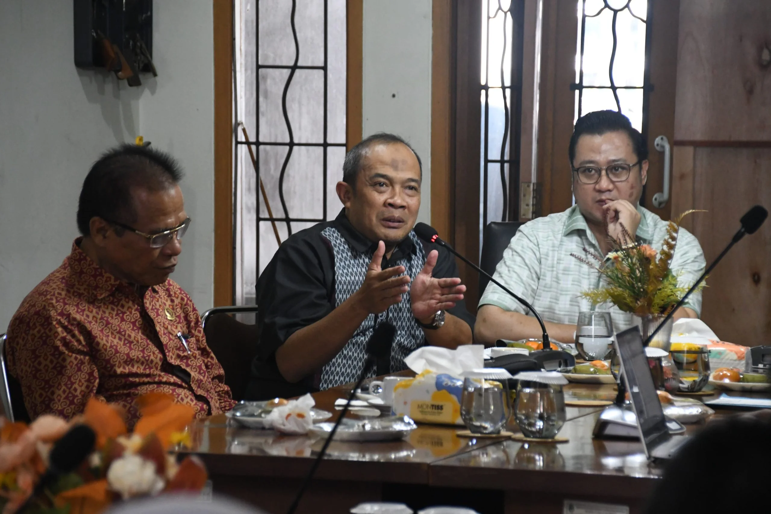 Wakil Ketua DPRD Provinsi Jawa Barat Iwan Suryawan saat berkunjung ke Kantor Cabang Dinas ESDM Kota Cimahi bersama anggota Komisi IV dalam rangka evaluasi program kegiatan tahun 2024, dan rencana kerja tahun 2025, Selasa (7/1/2025).