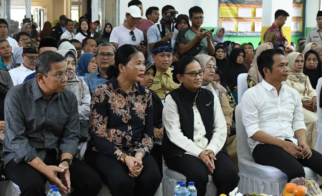 Kajati Jabar Katarina Endang Sarwestri SH MH menghadiri acara  didampingi para Asisten dan Kajari Purwakarta menghadiri acara  Launching Gerakan Purwakarta Nyaah Ka Indung di Kantor Desa Cikumpay Kecamatan Campaka Mas Kabupaten Purwakarta pada Jumät, 11 A