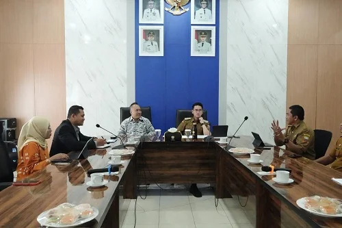 Wakil Bupati Sumedang M. Fajar Aldila saat menerima jajaran Pengurus Wilayah Jawa Barat Ikatan Notaris Indonesia (INI) di Ruang Rapat Wakil Bupati.Dok-Diskomimfosanditik Sumedang