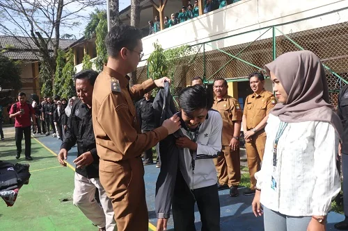 Wakil Bupati Sumedang M Fajar Aldila yang hadir pada pelepasan mahasiswa menyampaikan, KKN merupakan wujud nyata pengabdian kepada masyarakat dan sarana pembelajaran langsung bagi mahasiswa.Dok-Diskomimfosanditik Sumedang
