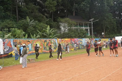 Bupati Sumedang Dony Ahmad Munir menyampaikan apresiasi kepada seluruh muralis yang telah berkontribusi memberikan warna dan makna bagi kawasan Sport Center Tadjimalela.Dok-Diskominfosanditik Sumedang
