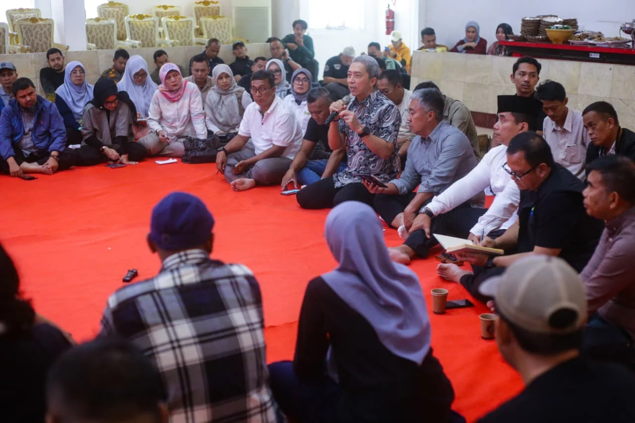Wali Kota Bogor, Dedie A. Rachim bersama Wakil Wali Kota Bogor, Jenal Mutaqin, dan Sekretaris Daerah (Sekda) Kota Bogor, Denny Mulyadi, mengikuti diskusi terbuka dengan Bogor Leumpunk Club’s di Paseban Sri Baduga, Balai Kota Bogor.Dok-Diskominfo Kota Bogo