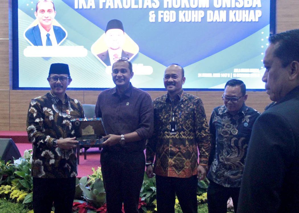 Kepala Kantor Wilayah Kementerian Hukum Jawa Barat (Kakanwil Kemenkum Jabar) Asep Sutandar pada pagi hari ini mendampingi Wakil Menteri Hukum Edward Omar Sharif Hiariej.Ist