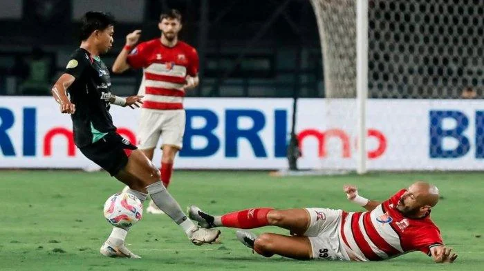 Pemain Madura United, Youssef Ezzejjari berduel dengan pemain Persib Bandung di Stadion Gelora Bandung Lautan Api (GBLA), Sabtu (22/2/2025) malam.