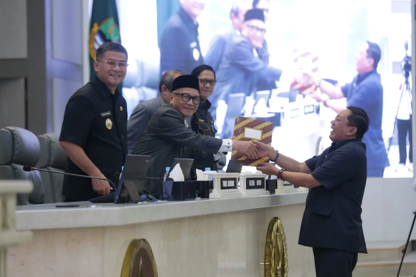 Ketua DPRD Jawa Barat, Buky Wibawa, menjelaskan agenda rapat paripurna hari ini merupakan tindak lanjut dari rapat paripurna sebelumnya yang dilaksanakan pada 9 Juni 2026.Dok-Humas DPRD Jabar