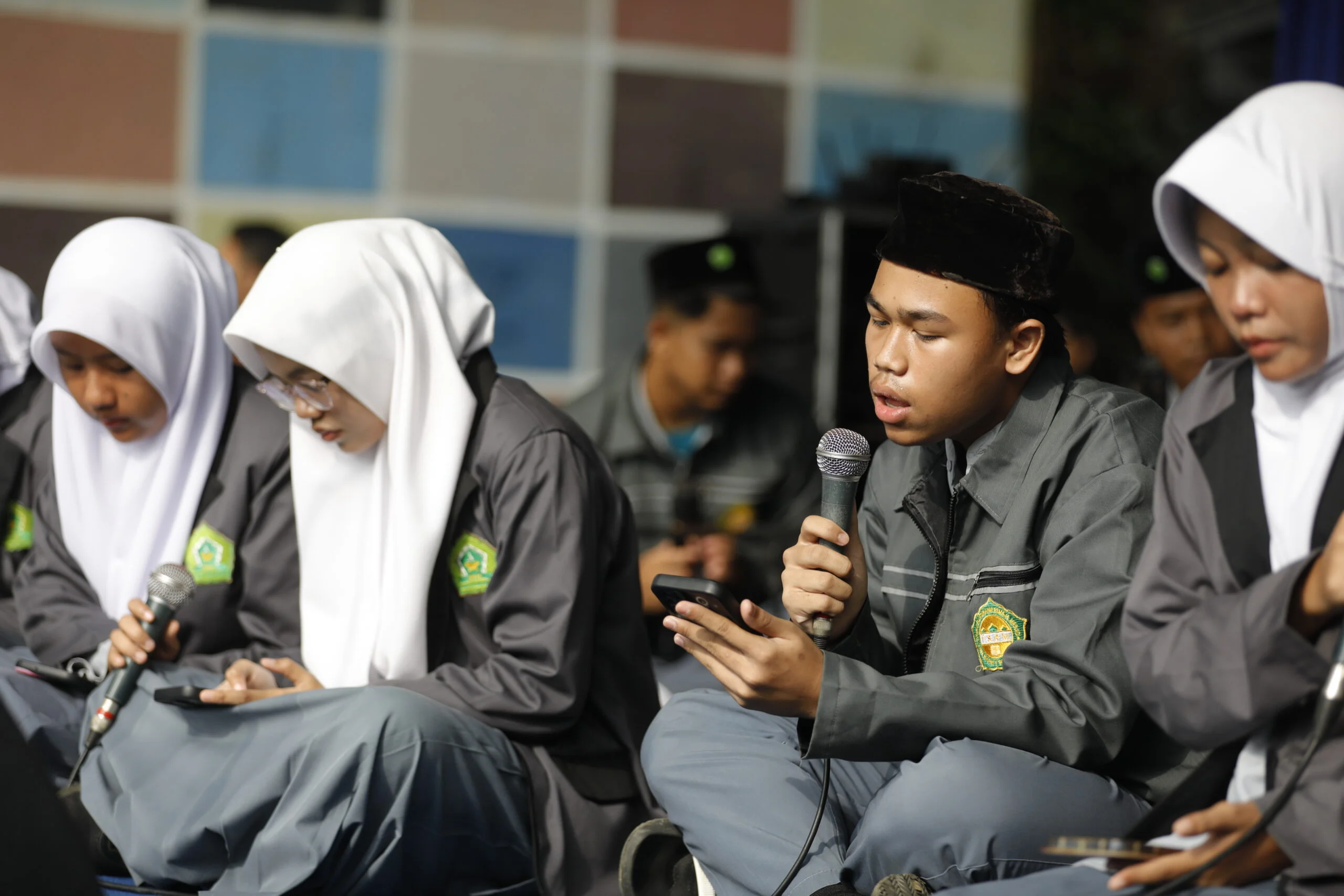 SMAN 1 Padalarang memberangkatkan siswa dan guru tenaga kependidikan penghafal Al-Qur'an untuk umrah.