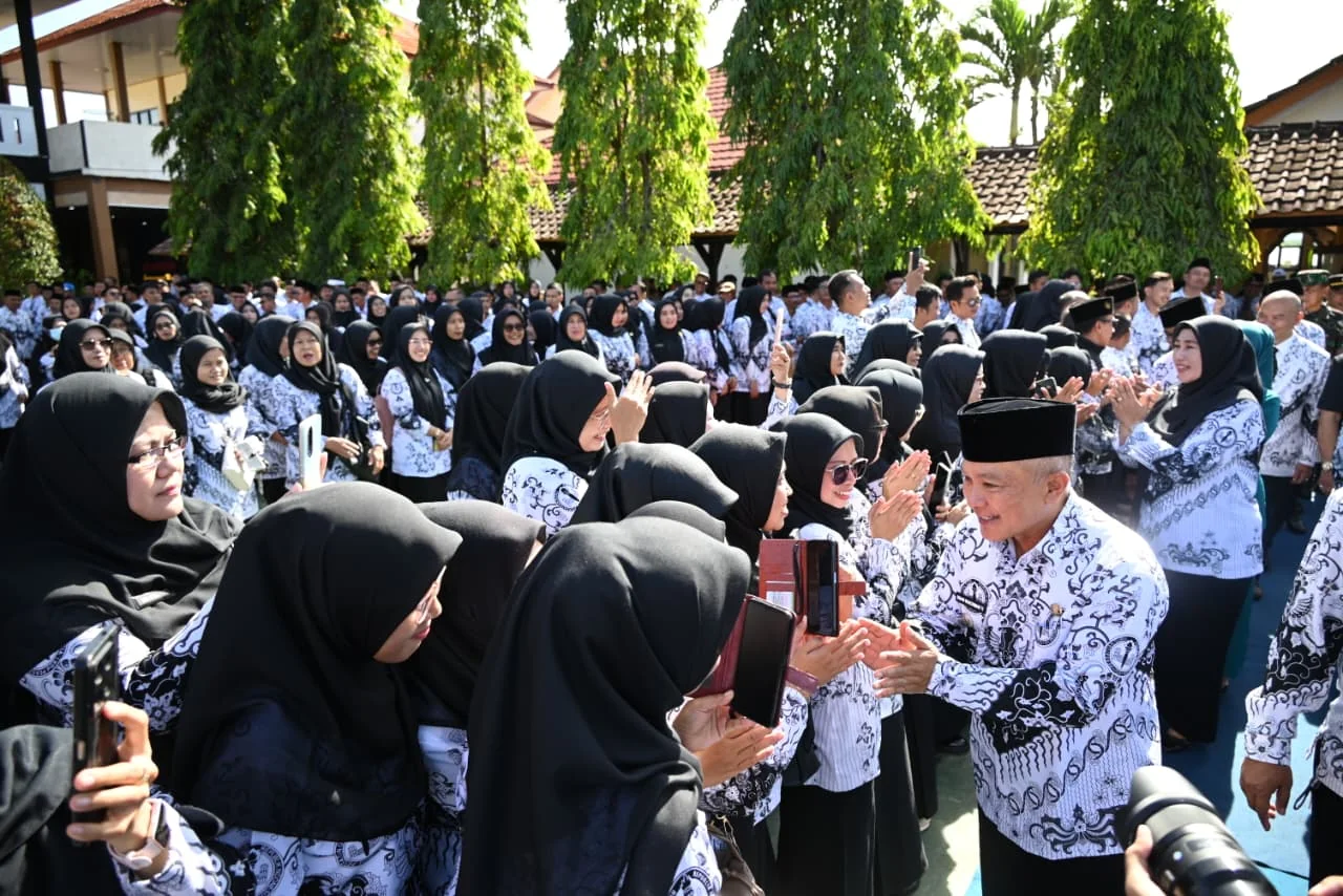 Bupati Kuningan Dr. H. Dian Rachmat Yanuar, M.Si bertindak sebagai Pembina Upacara Peringatan Hari Guru Nasional 2025 sekaligus HUT ke-80 PGRI.Ist