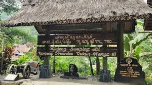 Kampung Adat Cireundeu yang masih menjaga budaya Sunda dan kepercayaan nenek moyang.