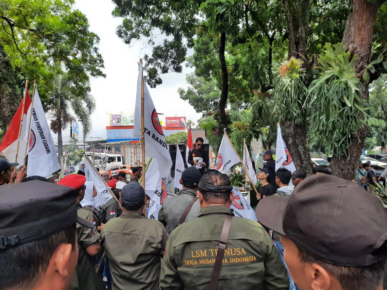 Demo LSM Trinusai DPD Jawa Barat mengutuk praktik dugaan korupsi di kantor DPMDP Jabar.