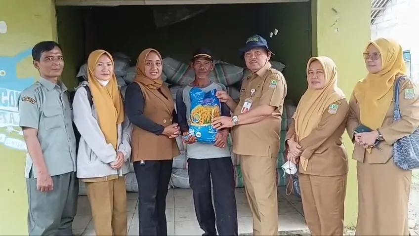 Pemerintah Kabupaten Bekasi mulai mendistribusikan bantuan benih padi bagi petani Kabupaten Bekasi yang terdampak banjir. Bantuan ini dilakukan secara bertahap dengan diawali di Kecamatan Karangbahagia sebanyak 5 ton diperuntukkan bagi lahan seluas 200 he