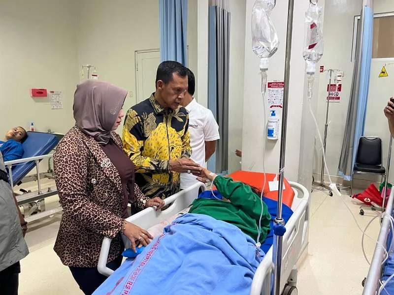 Wakil Bupati Bogor, H. Ade Ruhandi, mengunjungi korban ambruknya bangunan Majelis Taklim Asobiyah.Ist